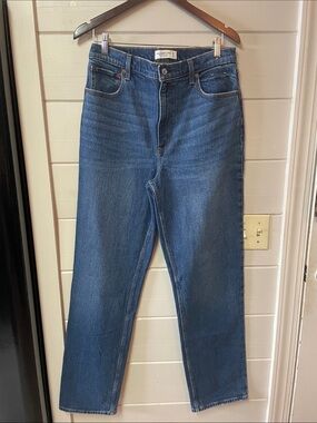 Abercrombie & Fitch The 90’s Straight Ultra High-Rise Jeans Size 31.
